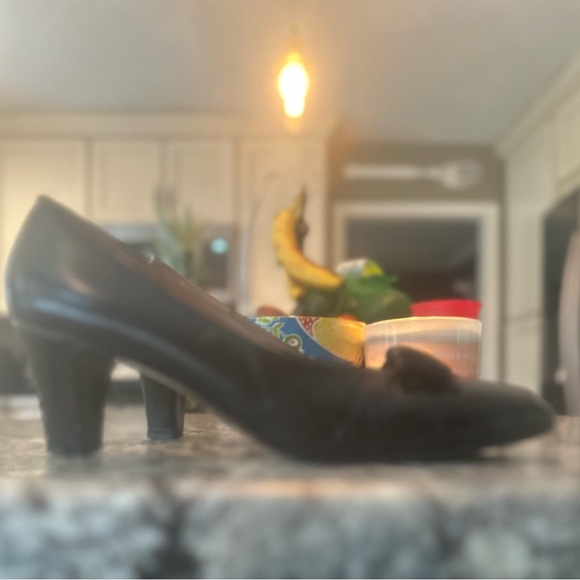 Bruno Magli Black Heels with Chunky Heel and Bow - Picture 10 of 10